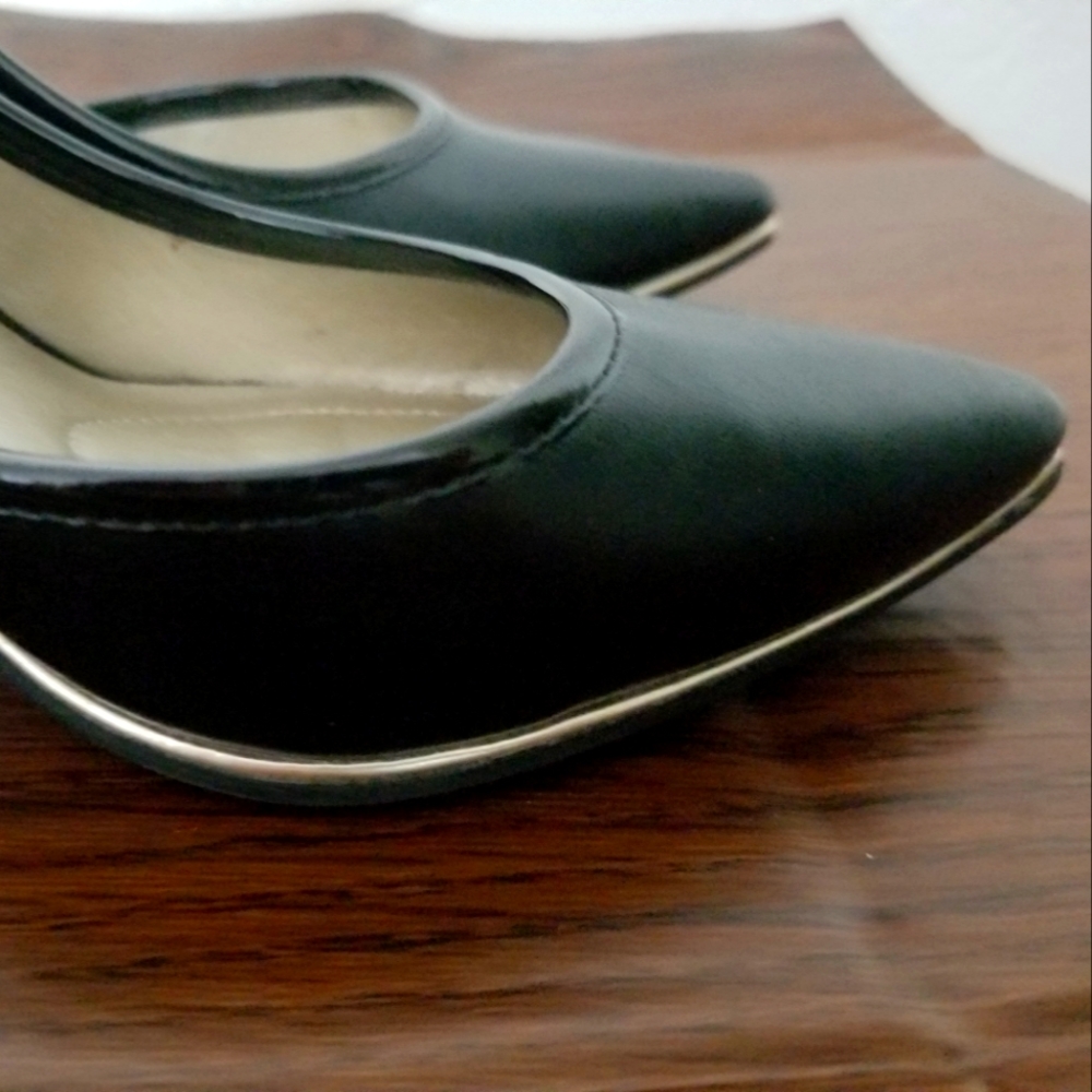 Bandolino Fiona Black Heels Pumps Gold Detail